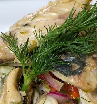 Salade van venkel met gerookte makreel, mosselen en kokkels