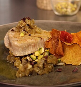 Albacore tonijn met aubergine, pistache en rauwe chocolade