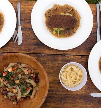 Chikanda worstjes met olijven-cassavepuree en cassavechips