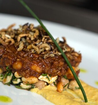 Sojagehaktchili met romige maïspuree