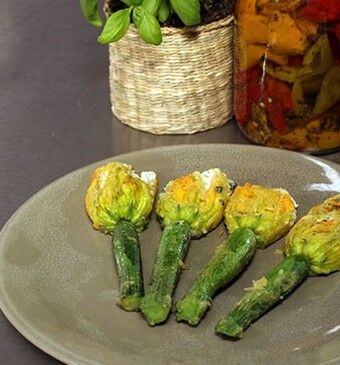 Gevulde courgettebloemen