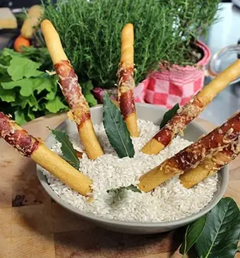 Grissini met Parmaham en Parmezaan