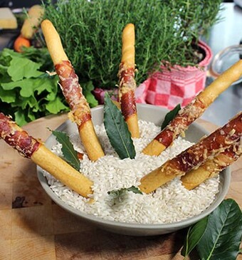 Grissini met Parmaham en Parmezaan