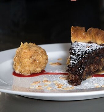 Chocoladetaart met peren en bier & whiskey-witte chocoladeijs