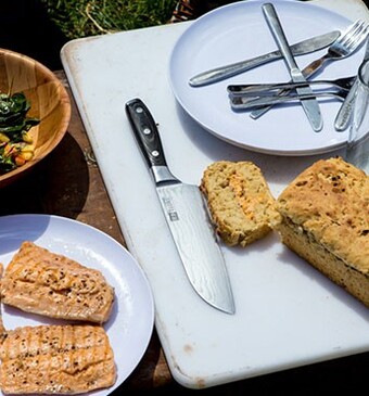 Bierbrood gevuld met forel, bloemensalade en nectarinesalsa