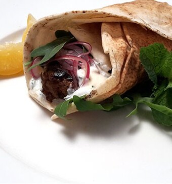 Lamsköfte met yoghurt-citroensaus en zoetzure ui