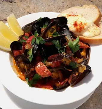 Mosselen met tomaten-chorizosaus