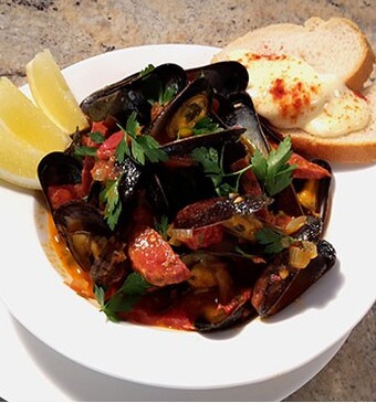 Mosselen met tomaten-chorizosaus