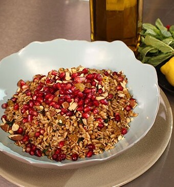 Farrosalade met rozijnen, munt en amandelen