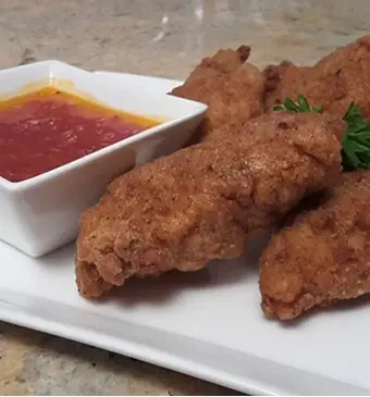 Gefrituurde chickenwings met chilisaus