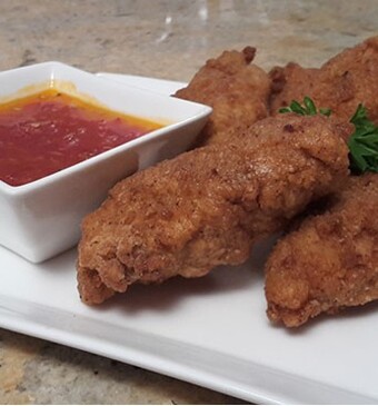 Gefrituurde chickenwings met chilisaus