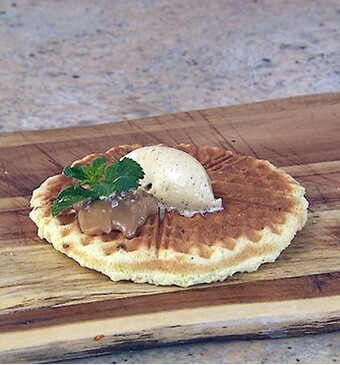 Luikse wafels met gezouten dulce de leche en koffieslagroom