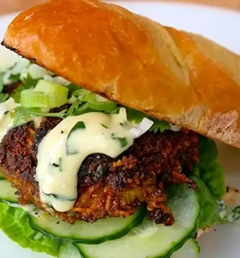 Aziatische bataatburger op briochebrood