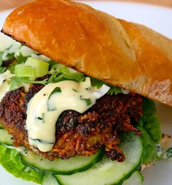 Aziatische bataatburger op briochebrood