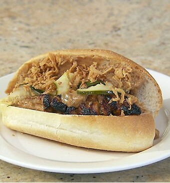 Broodje kipsaté met zoetzure komkommer