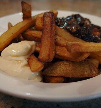 Frietje stoofvlees van de familie Kennis