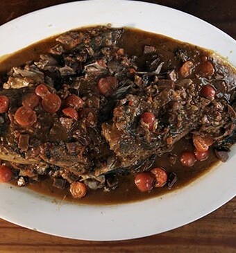 Langzaam gegaarde grootkopkarper met Chinese gerookte worst en rode wijnbouillon