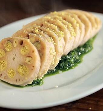 Lotuswortel gevuld met Chinese gierst geserveerd met een zoute salsa van ingelegde groenten