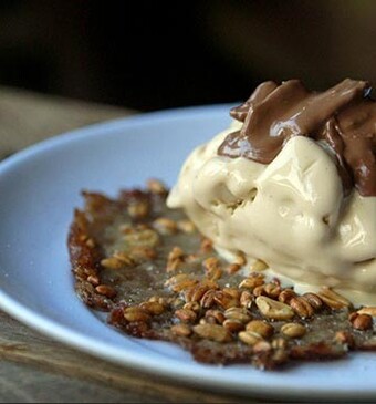 Danakil kamelenmelk- en koffie-ijs met brandy snap en geroosterde gerst