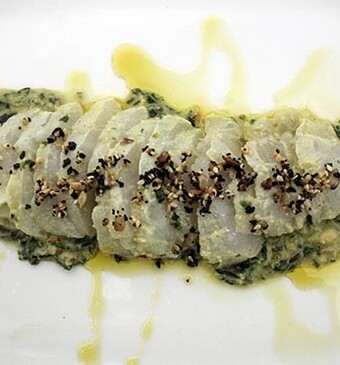 Loin van hondstonijnmoot met sesamkorstje, tom yum-saus, knapperige gember en kokosnoot