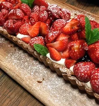 Aardbeientaart met witte chocolademousse en balsamicosiroop