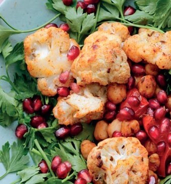 Warme, kruidige bloemkool en kikkererwtensalade met granaatappelpitten