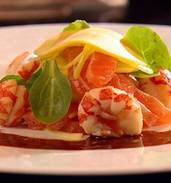 In wodka gemarineerde zalm, warme dressing van rivierkreeft met koolraap en prei