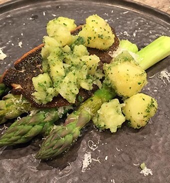 Scholfilet met groene asperges en parmezaan