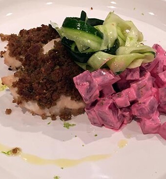 Knapperige kipfilet met bietensalade