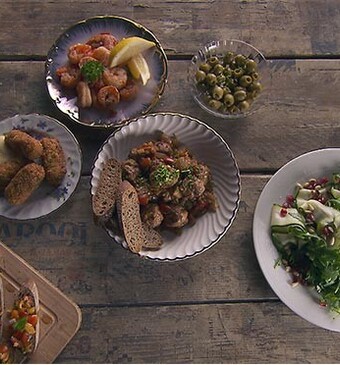Groentekroketjes, lamsgehaktballetjes, pittige gamba's, bruschetta en salade van courgette