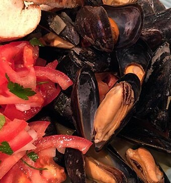 Spaanse mosselen met tomatensalade