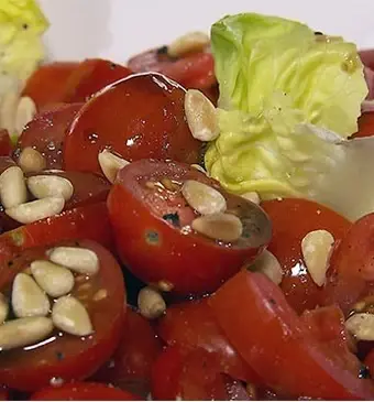Salade met tomaten en pijnboompitten