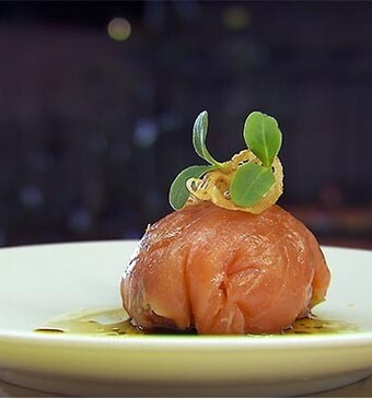 Zalmbonbon met komkommersalade