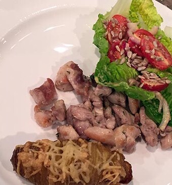 Gemarineerde kippendijen met hasselback aardappel