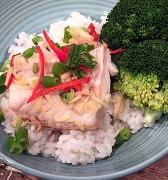 Gestoomde kabeljauw met broccoli en sushirijst