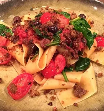 Pappardelle met knapperig broodkruim en spinazie