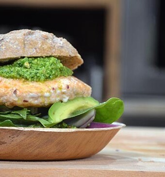 Zalmburgers met spinaziepesto en avocado