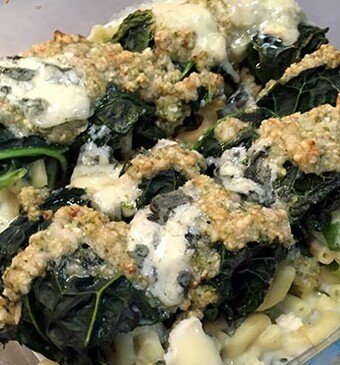 Palmkoolpakketjes met macaroni en blauwe kaas