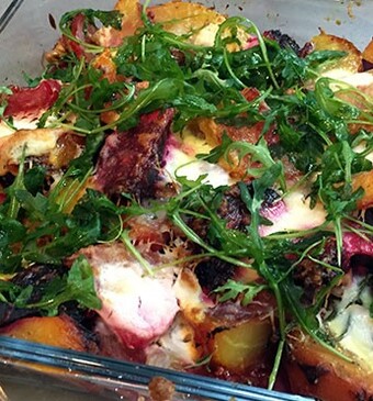 Gepofte bietenschotel met geitenyoghurt