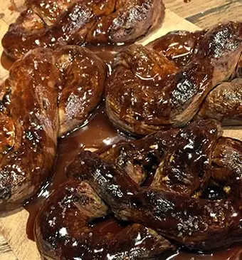 Pretzels met gezouten karamel