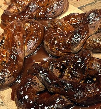 Pretzels met gezouten karamel