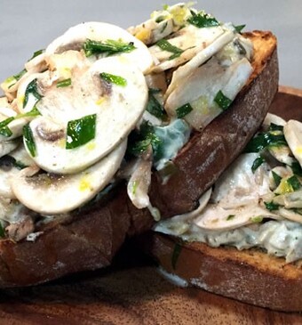 Zuurdesemtoast met gemarineerde champignons