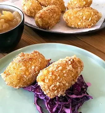 Aardappelkroketjes met koolsla