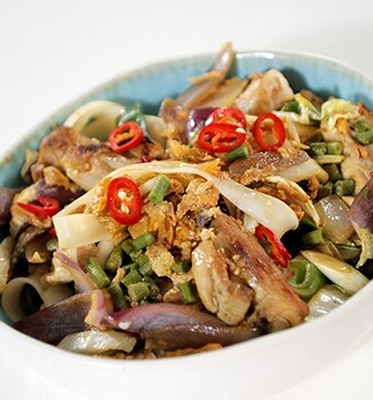 Kwetiau met kippendijen