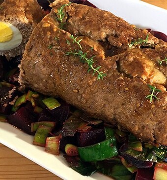 Gehaktbrood met eitjes, bietjes en prei