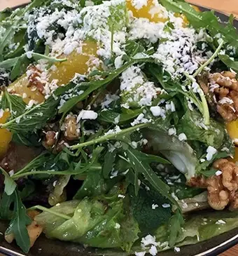 Gegrilde salade met feta en saliedressing