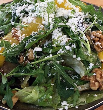 Gegrilde salade met feta en saliedressing