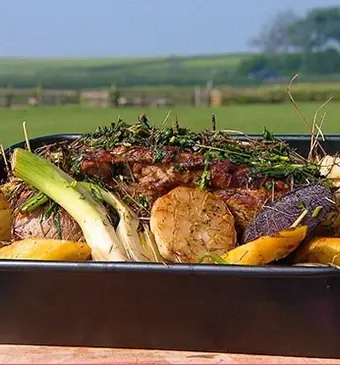 Texelse lamsbout in hooi met tuinbonensalade en venkeltzatziki