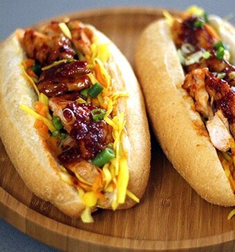 Broodje gegrilde hete kip met atjar