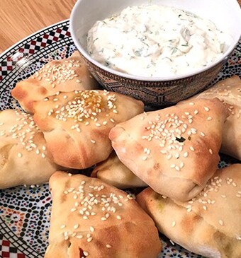 Sambuus met sesamdip (Somalische samosa)